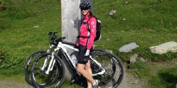 Carola Muxel mit dem Moutainbike am Arlberg unterwegs