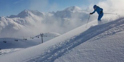 Skifahrerin in freiem Gelände am Arlberg