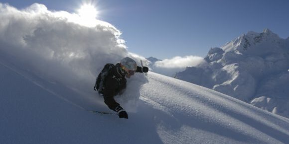 Mit den Skischulen in Lech auch wunderbare Tiefschneeabfahrten entdecken.